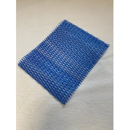 Filet de protection bleu pour raccords et pièces mécaniques.